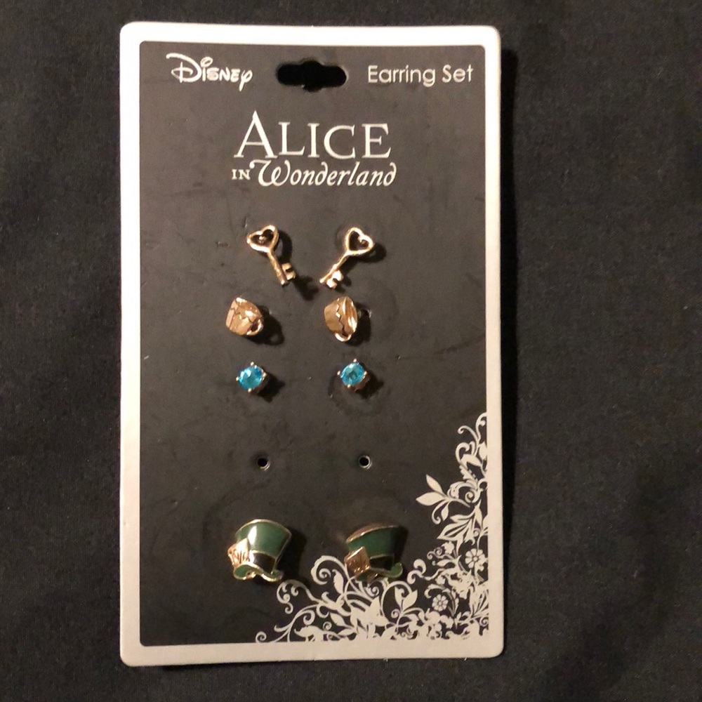 Hot Topic Alice in Wonderland Earrings